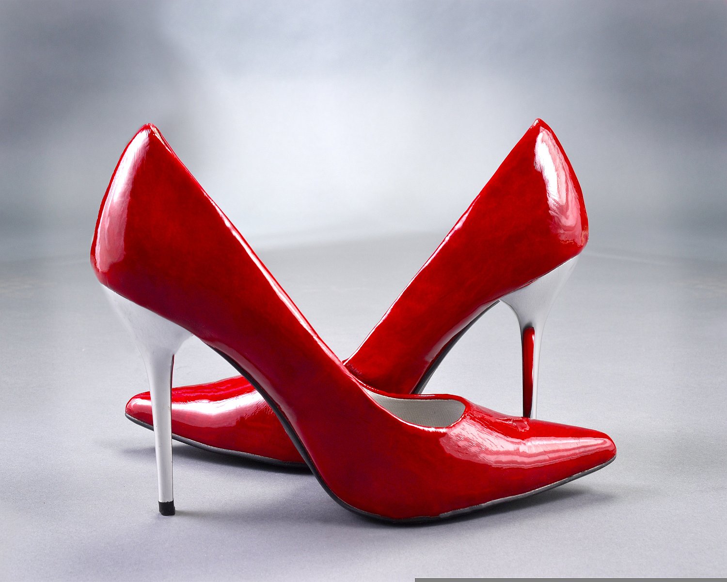 Kobieca szafa pełna jest butów od wysokich szpilek przez wygodne pantofle na sportowych butach kończąc