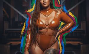 Karmelowa pantera w winylowym uścisku – BDSM stylizacja z dziką pasją